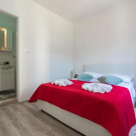 Iv & La Apartman